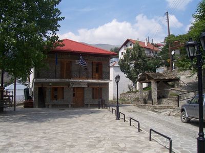 Αετομηλίτσα, Η πλατεία του χωριού.