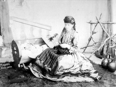 Κλεισουριώτισσα που πλέκει δίπλα στη σαρμανίτσα. Αφοί Μανάκια