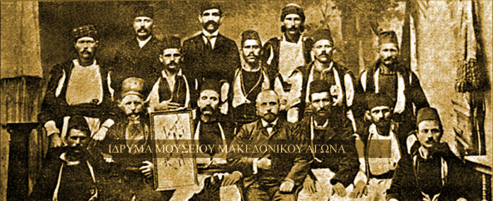 Αναμνηστική φωτογραφία μιας παρέας Μεγαλολιβαδιωτών με τον επιθεωρητή των ρουμανικών σχολείων στο βιλαέτι Θεσσαλονίκης Δ. Δαν, το 1904 στη Θεσσαλονίκη. Η ρουμανική προπαγάνδα άργησε να δραστηριοποιηθεί στα Μεγάλα Λιβάδια, σε σχέση με άλλες περιοχές της νότιας Βαλκανικής. Μόνο μετά τον ατυχή ελληνοτουρκικό πόλεμο του 1897 η προπαγάνδα μπόρεσε να κάνει κάποια πιο στέρεα βήματα. Ίδρυμα Μουσείου Μακεδονικού Αγώνα. Συλλογή Αστέριου Κουκούδη.