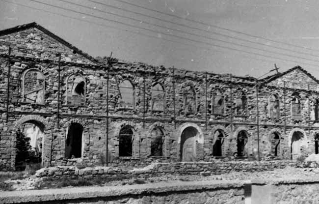   Ερείπιο του αλευρόμυλου Πασβάντη, το 1955. (Πηγή: Ομάδα fb «Παλαιές φωτογραφίες της Χίου», Κώστας Φασουλάκης) 