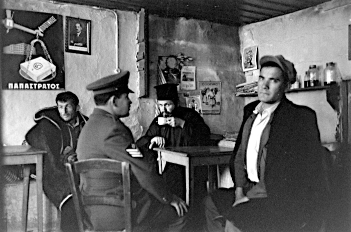 Καφενείο στο Μέτσοβο. 1959. Φωτογραφία James Burke