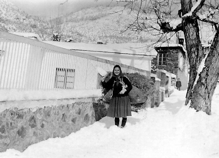 Χειμώνας στη Τρυγόνα. Η Σταυρούλα Κατσουγιάννη φορτωμένη με άχυρα για τροφή των ζώων. 1955