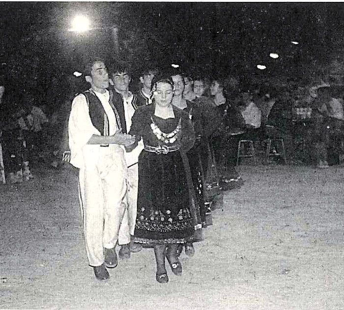 Χορός στο Κεφαλόβρυσο. Το επίσημο χορευτικό στο πανηγύρι του Προφήτη Ηλία.