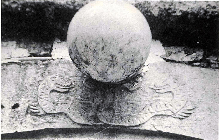 Παράσταση σπειροειδούς δικέφαλου δράκοντα απ' το υπέρθυρο του ναού της Παναγιάς στο Ωραιόκαστρο Πωγωνίου.