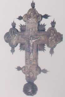 (Άργος Ορεστικόν) 1903. Ο σφυρήλατος σταυρός της Εκκλησίας Αγ. Παρασκευής, έργο του Νιβεστιάνου χρυσικού Στέργιου Μπέφα.