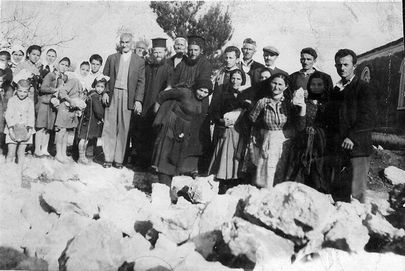 Οι κάτοικοι του χωριού, παιδιά και ενήλικες συμμετέχουν στο χτίσιμο της νέας εκκλησίας "Αγίου Κωνσταντίνου και Ελένης" (δεκαετία του 50)