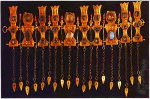 Επίχρυσο διάδημα με χυτά, εγχάρακτα στοιχεία σε σχήμα τουλίπας, αχάτες, πέτρες, από ορεία κρύσταλλο, τυρκουάζ, κοράλλια και λεπτές αλυσίδες (Μουσείο Μπενάκη).