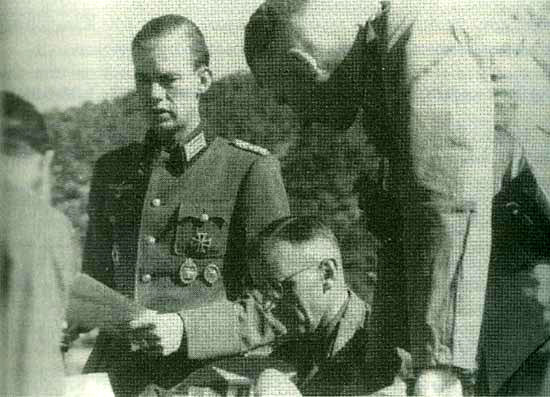 Όρθιος ο διοικητής της «ομάδας μάχης του βορρά» Harald von Hirschfield και στη μέση καθισμένος με τα γυαλιά ο ναζιστής στρατηγός Walter von Stettner