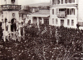Ιωάννινα. Λαός των Ιωαννίνων κατακλύζει την κεντρική πλατεία μετά την είσοδο του διαδόχου Κωνσταντίνου.