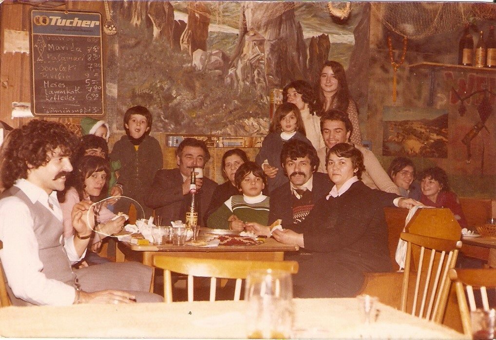 Η Οικογένεια Αθανασίου Φούκη από Βήσσανη Ιωαννίνων στην ελληνική οικογενειακή ταβέρνα "Το Στέκι". Μόναχο 1978.