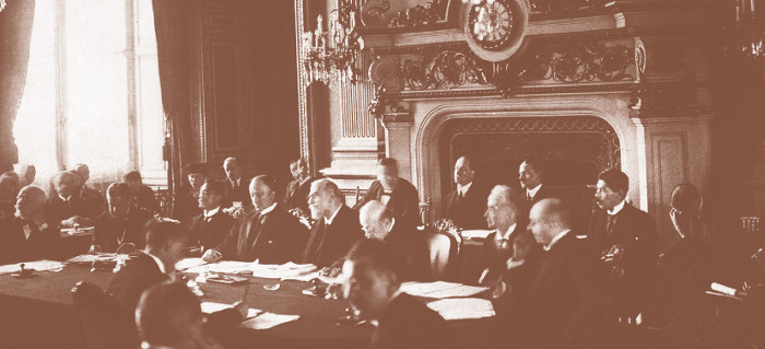 Η πρώτη συνεδρία του Συμβουλίου της Κοινωνίας των Εθνών, 1920. Μεταξύ των συνέδρων διακρίνεται, στην κορυφή του τραπεζιού, ο Ελευθέριος Βενιζέλος.