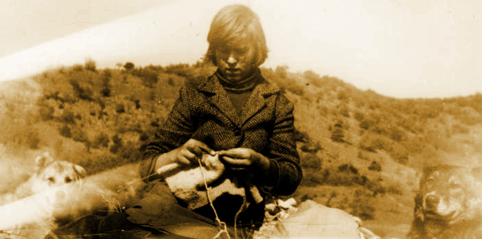 Η Αθηνά Τ. Μπούμπα πλέκει καθώς βόσκει τα πρόβατα στο Παπαδοπούλι (Αρχ. Τέκνων Τριανταφύλλου Μπούμπα)