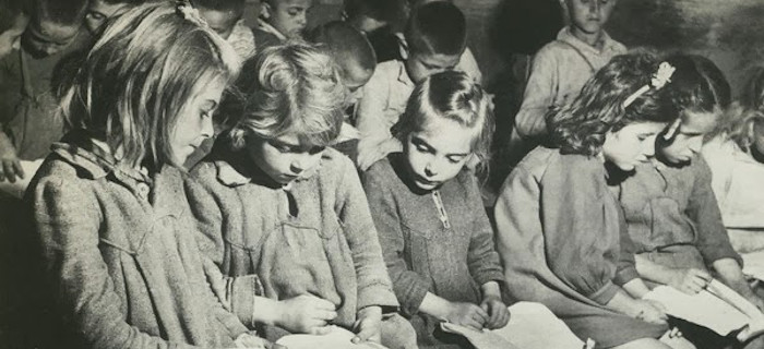 Παιδιά σε παιδόπολη στην Αττική. Φωτογραφία της Βούλας Παπαϊωάννου. 1949. Αρχεία Φωτογραφίας του Μουσείου Μπενάκη.