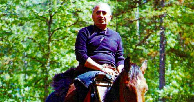 Ο αείμνηστος Δημήτρης Καπέτσης στο Παλιοχώρι Λάϊστας το καλοκαίρι του 1977 (Φωτ.:Τάκης Τζίμας)