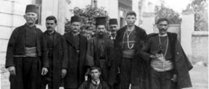 Αναμνηστική φωτογραφία που απεικονίζει μια επιτροπή προκρίτων του Σκρά (Λούμνιτσα) κατά την επίσκεψή τους στο ελληνικό προξενείο στη Θεσσαλονίκη, το 1907.