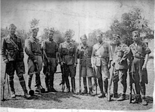 Διοικητές μονάδων του ΕΛΑΣ ΙΧ μεραρχία. 4ος από αριστερά είναι ο Ευστράτιος Κέντρος ή Βαγγέλης ή Σλομπόντας, Αρβανιτόβλαχος από τη Φλώρινα