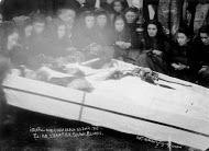Εικ. 4. Φωτογραφία της κηδείας των δολοφονημένων το καλοκαίρι του 1905. Στη φωτογραφία είναι γραμμένο στη ρουμανική γλώσσα: «Τριπλός φόνος της Αβδέλλας. 23 Ιουλίου 1905. Τόλης Παπάς, Στέργιος Τ. Παπάς, Κωστάκης Πολιαραίος». [φωτ. αδελφών Μανάκια].