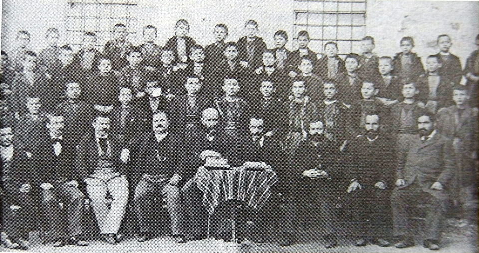 Μαθητές και δάσκαλοι της Μεγ. Ελληνικής Σχολής Καστοριάς (c. 1890)