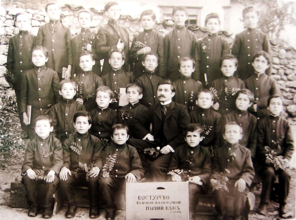 Οι μαθητές της Βουλγαρικής Σχολής Καστοριάς με τον δάσκαλό τους