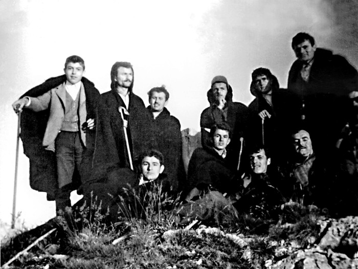 Συρρακιώτες στην κορυφή της Τσουκαρέλας το 1958. (από το βιβλίο "Συρράκο: Πέτρα, Μνήμη και Φως" εκδ. Πνευματικό Κέντρο Συρράκου)