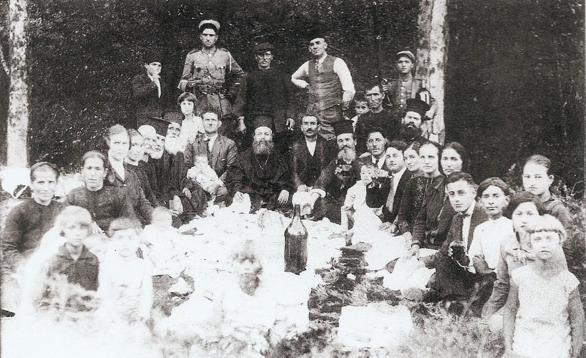 Φωτογραφία του μητροπολίτη Πολυκάρπου στο Ξηρολίβαδο, κέντρο της ρουμανικής προπαγάνδας (από τα αρχεία Λιάνας Τσαμήτρου και Στεργίου Κελεπούρη, γύρω στα 1930).