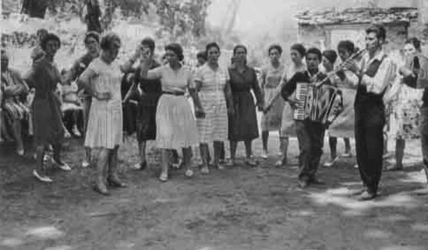 Χορός γυναικών, διπλός - Μηλιά 20.08.1965 στην αυλή τ’ Άη Νικόλα