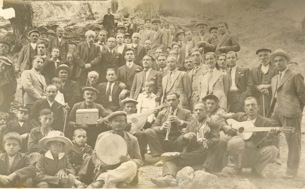 Βρυσοχωρίτες στις αρχές του 20ου αιώνα, σε κάποιο πανηγύρι του χωριού