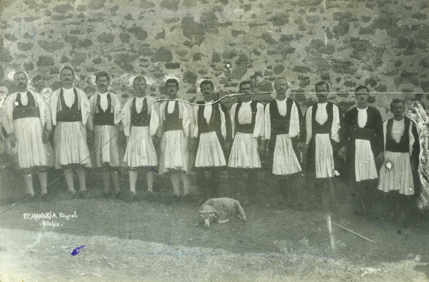Φωτογραφία μελών της οικογένειας Νασίκα στη Σμίξη Γρεβενών. Φωτογράφος: Αδελφοί Μανάκια (Αρχείο Αλέξανδρου Μαλλιά, Συλλογή Ιδρύματος Μουσείου Μακεδονικού Αγώνα και της Νεότερης Ιστορίας της Μακεδονίας)