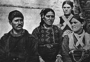 Αναμνηστική φωτογραφία μιας οικογένειας από το Κόνσκο Γευγελής, στις αρχές του 20ου αιώνα.