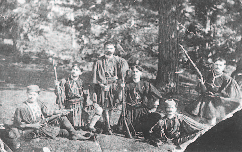 O Μίλτος Μανάκιας Μακεδονομάχος (1900). Είναι ο πρώτος από αριστερά (φωτ.: από το βιβλίο του Χρίστου Χριστοδούλου «Τα φωτογενή Βαλκάνια των αδελφών Μανάκια»)