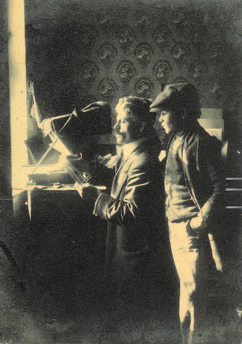 O Γιαννάκης Μανάκιας και ο ανιψιός του Γεώργιος Πολυαραίος στην καμπίνα προβολής του κινηματογράφου «MANAKI» στο Μοναστήρι. Φωτογραφία - (καρτ-ποστάλ) που θυμίζει σκηνή από την ιταλική ταινία «Σινέ Παράδεισος».