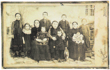 Φωτογραφία των Μανάκια που τραβήχτηκε στη Λάιστα Ιωαννίνων το 1899 (Συλλ. Δ. Τζίμα).