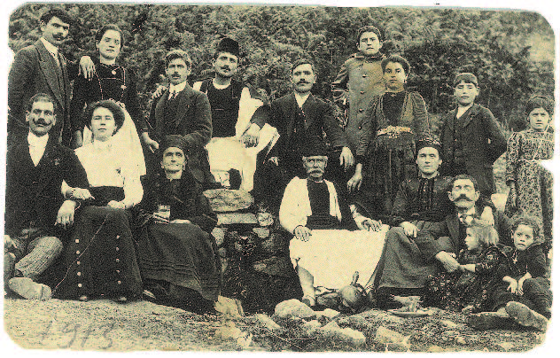 Οικογένεια Μανάκια στη βρύση «Μανάκια» -1913. Όρθιοι (από αριστερά) Μιλτιάδης Μανάκιας, η αδελφή του, ο Γιάννης Μανάκιας, Καραγιάννης, Νικ. Μαχαίρας. Καθιστοί (από αριστερά) Κ. Σδούκας ή Σδουκοπούλος, η γυναίκα του Στεργιανή, οι μητέρα και πατέρας Μανάκια, η αδελφή των Μανάκια Βασιλική με το σύζυγό της Ιωάννη Πολυαραίο. Επίσης διακρίνονται τα τέκνα του I. Πολυαραίου, Δημήτριος, Ασπασία σύζ. Νικ. Μαχαίρα, Γεώργιος Πολυαραίος, Δεσπούλα Πολυαραίου και Μακεδονία Πολυαραίου.