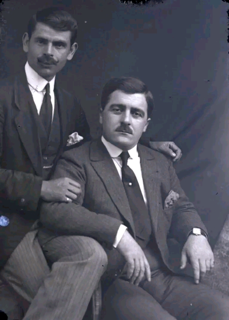 Ο Μίλτος Μανάκια φωτογραφίζεται στο ατελιέ του στο Μοναστήρι με τον Αλκιβιάδη Διαμάντη.