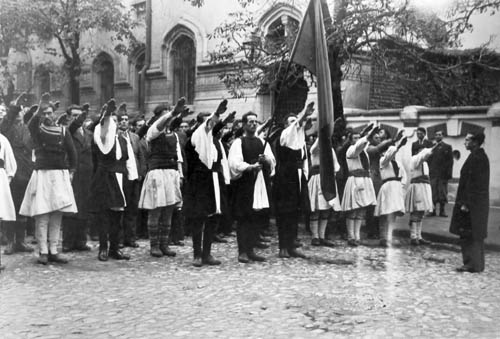 Νεαροί Βλάχοι από την Πίνδο χαιρετούν φασιστικά στην μεγαλειώδη κηδεία δυο μελών της «Σιδηράς Φρουράς»