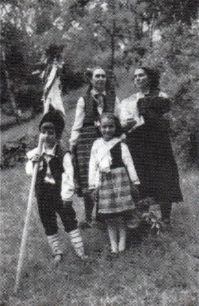 35. Βουλγαρία. Γαμηλιώτες και παιδάκι με σημαία του γάμου.