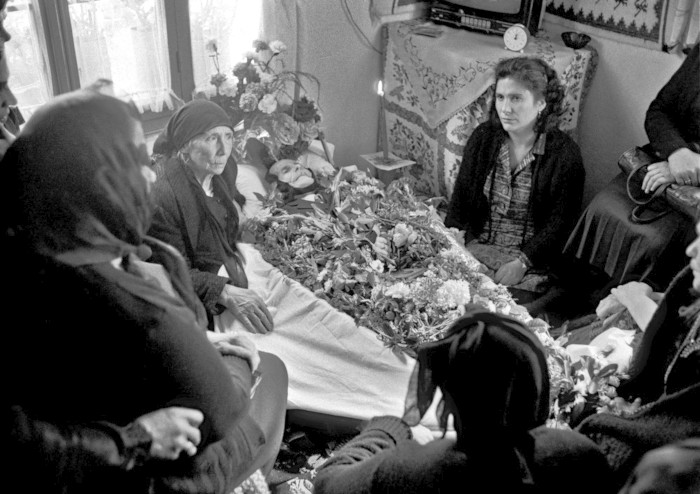 Θρήνος νεκρού στο Μέτσοβο, 1984. Φωτογράφος: Ferdinando Scianna