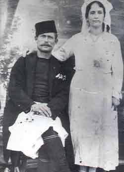 Φωτογραφία του 1930. Νύφη και γαμπρος στη Σαμαρίνα.