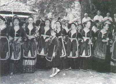 Γυναίκες του Μετσόβου με τις παραδοσιακές Μετσοβίτικες στολές