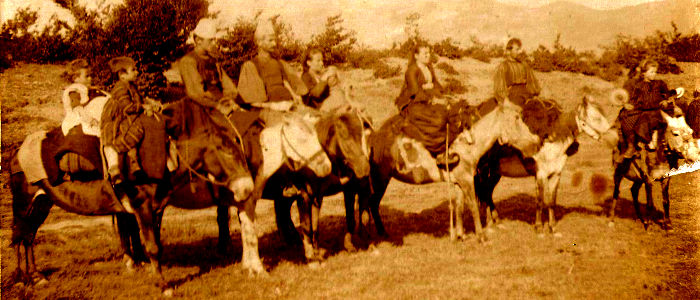 Οικογένεια Αχιλλέα Κίσκα. Στο δρόμο προς τον Προφήτη-Ηλία (κάλε αλ κάλου). 1920