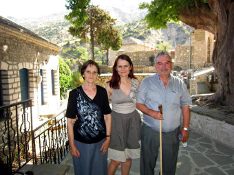 Η Μαρία Μαγκλάρα με τους γονείς της στην πλατεία 