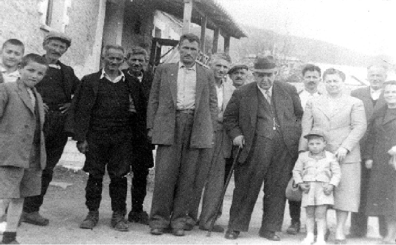 Εικόνα 1η : Ο Σέχης Σεχόπουλος (με το καπέλο). Στα δεξιά του ο τότε πρόεδρος της κοινότητας
