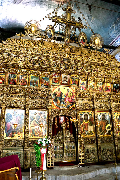 Μοναστήρι. Μητροπολιτικός Ναός Αγίου Δημητρίου Το Ξυλόγλυπτο Τέμπλο είναι έργο Βλάχων ταλιαδώρων από τη Σαμαρίνα και το Μέτσοβο.