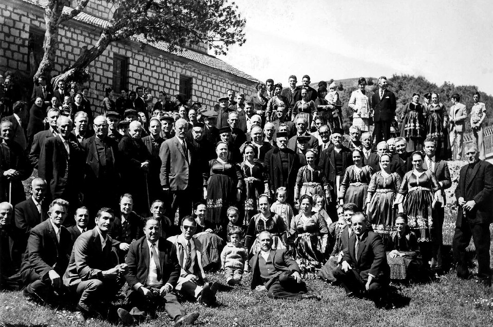 1972. Μηλιά. Φωτογραφία κατοίκων (Μηλιάς - Καρίτσας) μετά την τελετή της αδελφοποίησης.