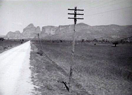 Φωτογραφία του 1941 του Αυστραλού φωτογράφου J. Krauth στην οποία απεικονίζεται ο δρόμος Τρικάλων – Καλαμπάκας.