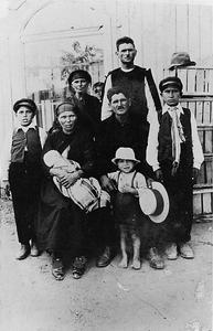 Αναμνηστική φωτογραφία της οικογένειας του Αριστείδη Τόζα και της Κυράτσας Μπουγιουκλή στη Δοβρουτσά της Ρουμανίας, το 1935. Η οικογένεια Τόζα-Μπουγιουκλή καταγόταν πιθανότατα από τα Μεγάλα Λιβάδια Παιονίας. Μέχρι το ΄Β Παγκόσμιο πόλεμο, τα Μεγάλα Λιβάδια μαζί με τον περιφερειακό οικισμό των μικρών Λιβαδίων ήταν μια από τις μεγαλύτερες βλάχικες κοινότητες της Μακεδονίας. Τη δεκαετία του '30 μια μεγάλη ομάδα οικογενειών από τα Μεγάλα Λιβάδια έφυγαν για τη Ρουμανία και κυρίως για τη Νότια Δοβρουτσά. Την έξοδο προς τη Ρουμανία δεν ακολούθησαν αποκλειστικά οικογένειες που είχαν σχέση με τη ρουμανική προπαγάνδα, καθώς ανάμεσά τους ήταν και οικογένειες αναγνωρισμένων Μακεδονομάχων. Η έξοδός τους είχε κυρίως οικονομικά αίτια. πηγή: Αστέριος Κουκούδης, http://www.imma.edu.gr