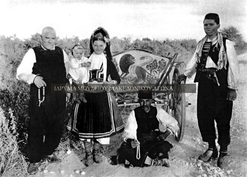 Αναμνηστική φωτογραφία σε εξωτερικό χώρο, η οποία απεικονίζει Γραμμουστιάνους μετανάστες στη νότια Δοβρουτζά κατά την περίοδο του Μεσοπολέμου. πηγή: Αστέριος Κουκούδης, http://www.imma.edu.gr