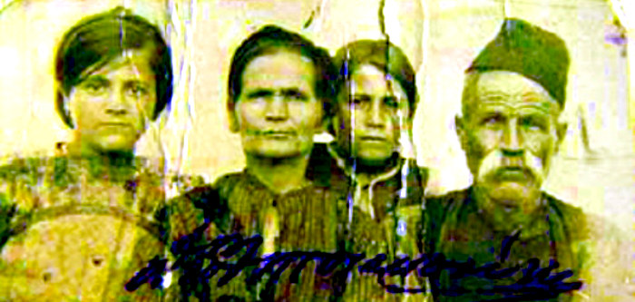 Σαμαριναίοι Βλάχοι σε προπολεμική φωτογραφία. Η εικονιζόμενη οικογένεια είχε ζητήσει διαβατήριο για την Αλβανία όπου και πιθανώς μετανάστευσε.