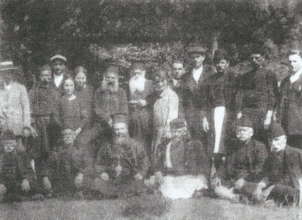 Ο μητροπολίτης Πολύκαρπος, με κληρικούς και λαϊκούς στο δάσος του Ξηρολίβαδου, κέντρο ρουμανικής προπαγάνδας, 1928. (Σύλλογος Βλάχων Βέροιας)