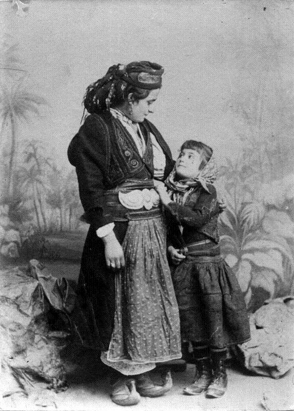 Μητέρα και κόρη, Κεφαλόβρυσο Πωγωνίου 1906. Έξαρχος Γ. Κουκούδης 2, 288